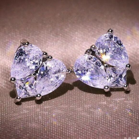 Beautiful Cubic Zirconia stud Earrings, Heart Shaped, NEW - Picture 3 of 4